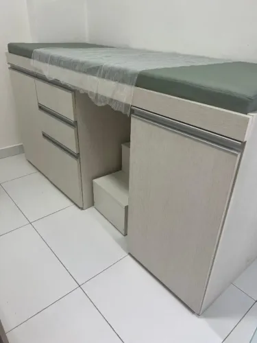 Divã / Maca Clínica com Armário Embutido e Escadinha