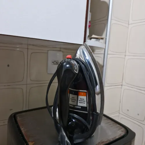 Ferro de passar roupa marca Black & Decker.