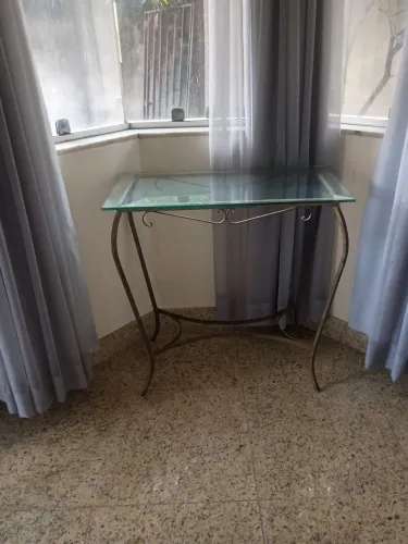 Aparador dourado em ferro e tampo de vidro 