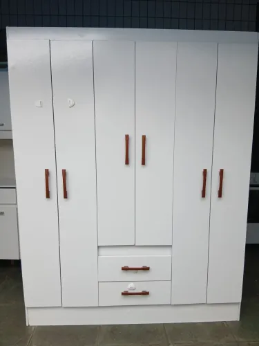 Guarda roupas branco 6 portas em excelente estado. Medidas abaixo.