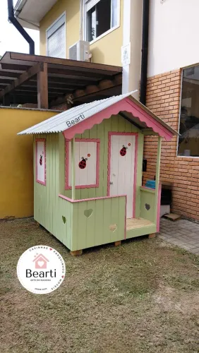 Casinha de boneca em madeira com corações e joaninhas
