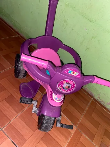 Vende-se velocípede com proteção para crianças de 1 ano até 2 anos