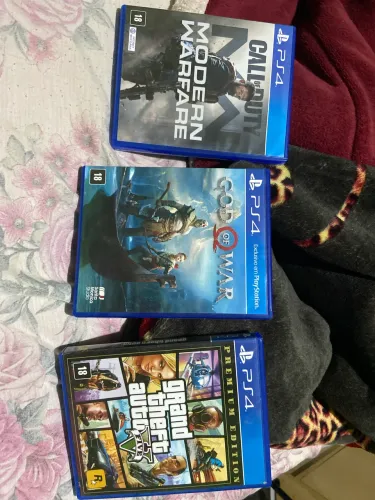 Vendo três jogos top semi novos