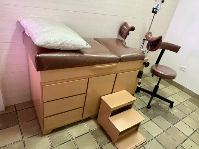 Conjunto Mesa Ginecológica + Foco luminoso + Cadeira + Escada pequena