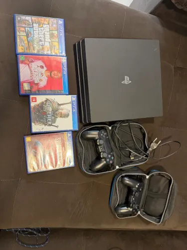 PlayStation 4 Pro, 2 controles e 4 jogos
