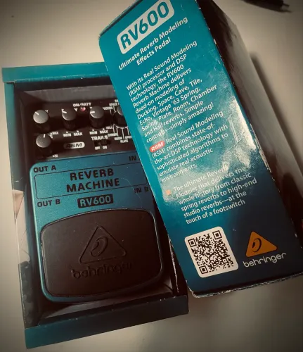 Pedal reverb Behringer RV600 (Line 6 Verbzilla)