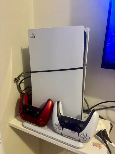 PlayStation 5 Slim com leitor de disco + 2 controles originais + Base de Carregamento