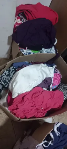 250 peças de roupas feminina tamanhos variados roupas ótimo estado de conservação