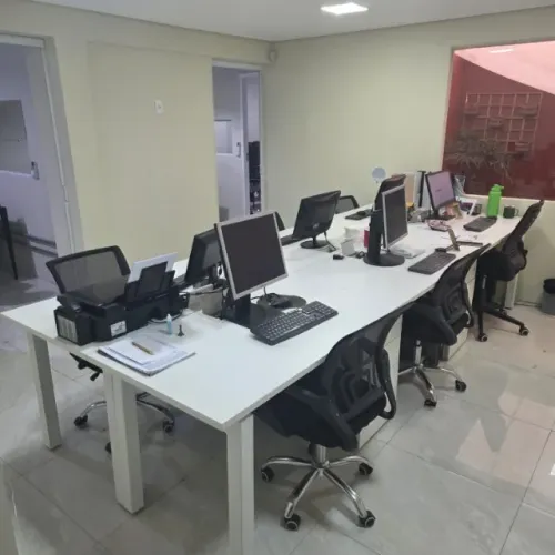 ESTAÇÃO DE TRABALHO PARA 6 LUGARES COM GAVETEIROS INDIVIDUAIS