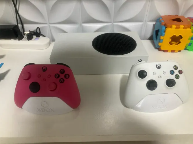 Xbox séries S com dois controles 