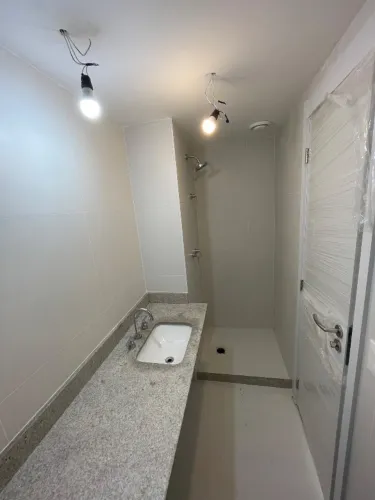 Bancada banheiro Granito Branco Itaúnas + Cuba Deca + Misturador Deca Flex Plus