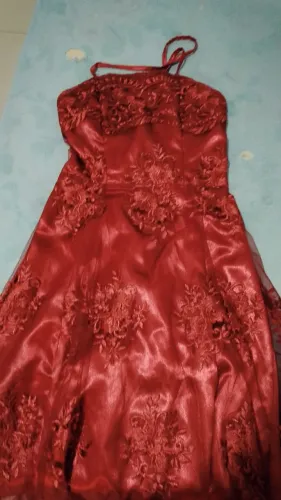 Vestido de festa elegante em renda sobre cetim