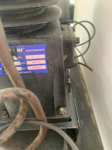 Compressor semi novo 100 Libra