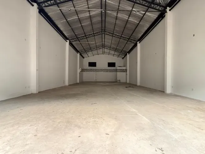 Galpão na Pedro Alvares Cabral, medindo 10X22 Px a Av. Rodolfo Chermont