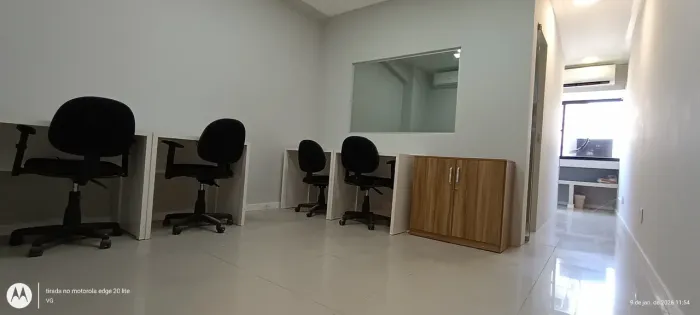 Sala mobiliada, 02 ar condicionado , móveis e mesas frigobar