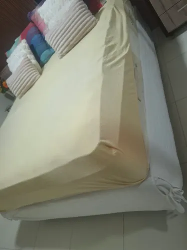 Vendo cama Queen larg 1,58; compr 1,98; altu colchão 32 cm; alt base e colchão 70 cm