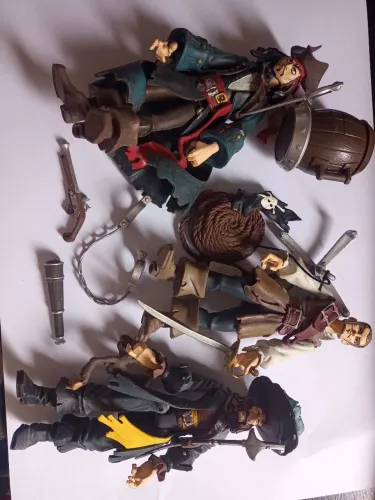 3 personagens de Piratas do Caribe com acessórios 