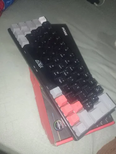 Teclado 60% com switch  azul, teclado original da Pctes Modelo KUROMORI