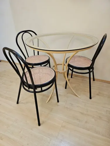 Conjunto de mesa + 3 cadeiras + aparador