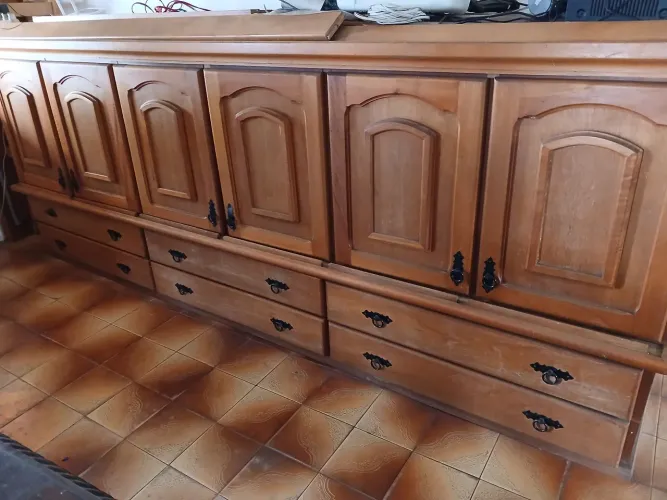 Guarda roupa de madeira maciça 12 portas está desmontado