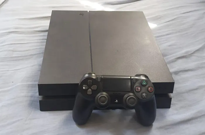 PlayStation 4 PS4 Fat 500GB - Muito Bem Cuidado + Controle e Cabos