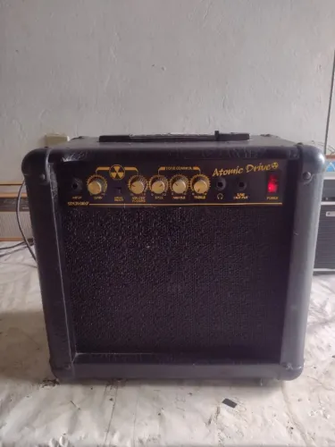 Caixa cubo amplificador Meteoro 30W Bivolt c/ chave Atômic Drive