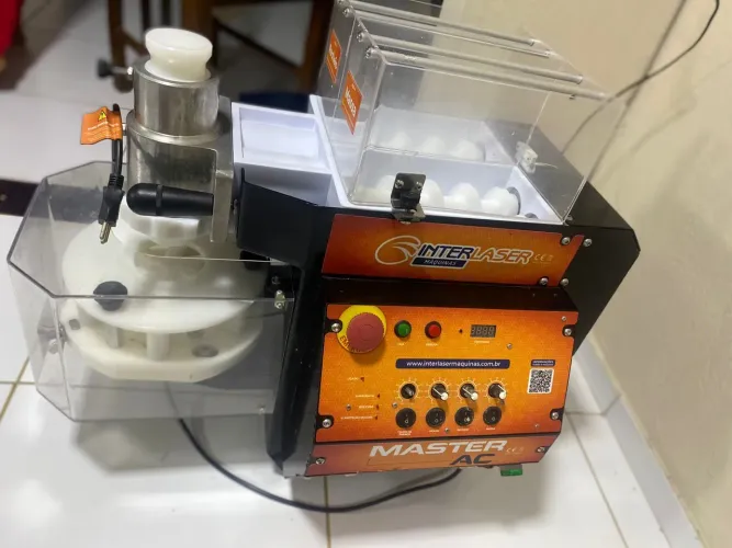 Máquina formadora e recheadora de salgados e doces