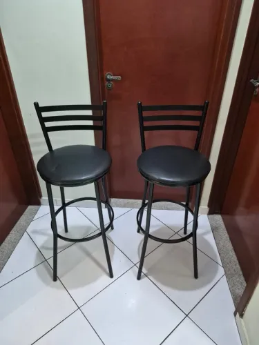 Kit 2 Banquetas Altas Pretas com Encosto - Estrutura de Metal
