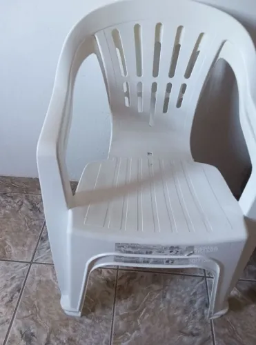 Duas cadeiras plástica