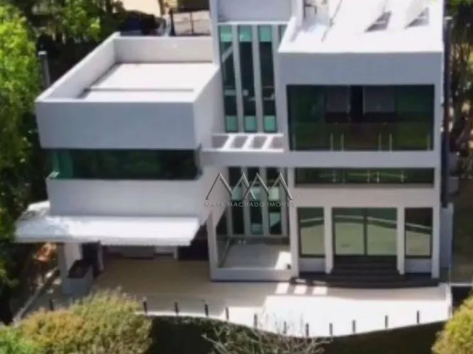 Casa à venda no condomínio Vila Alpina com 450 m² de área construída e 5 suítes