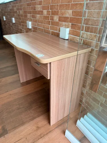 Mesa de escritório / estudo  com gaveta ? compacta e em bom estado