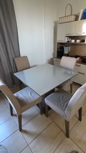 Mesa c tampo de vidro 4 cadeiras tecido