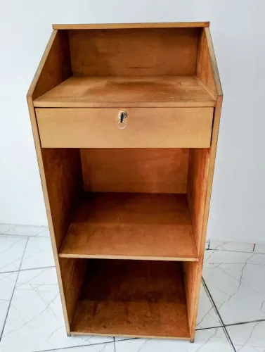 Vendo balcão caixa com chave na gaveta 
