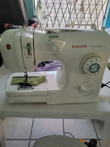 Máquina de costura singer