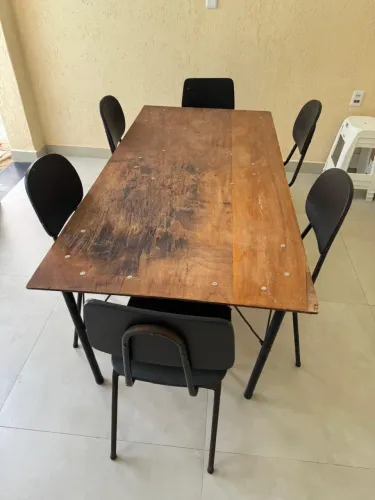 Mesa de madeira com 6 cadeiras - conjunto