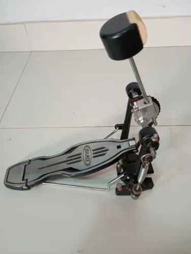 Pedal de bumbo para bateria Mapex funcionando perfeitamente