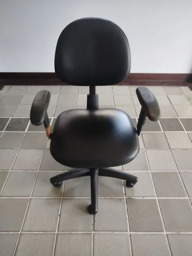 Vendo uma cadeira de escritório com rodinhas