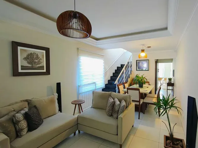Casa de rua : / Residencial / Jardim Ipê