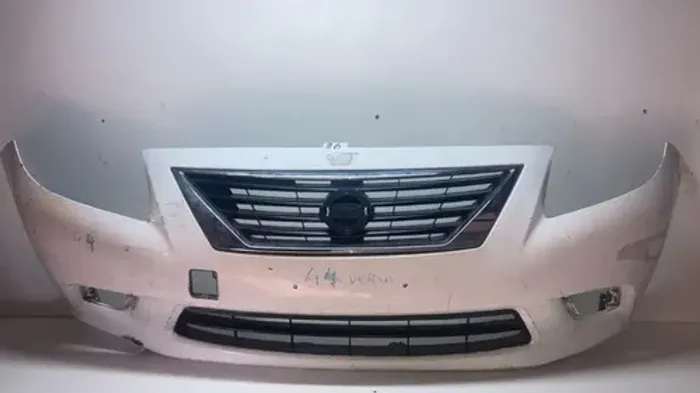 Parachoque Dianteiro Nissan Versa 2012 Com Avaria Branco