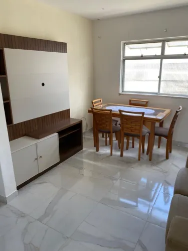 Mesa com 5 cadeiras de madeira para sala