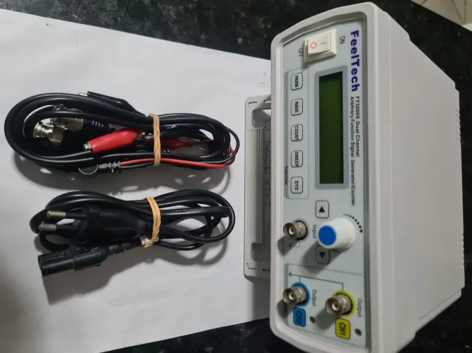 Gerador de Funções / Sinais Arbitrários FeelTech FY3200S - Canal Duplo