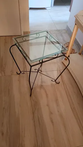 Mesa de centro com vidro