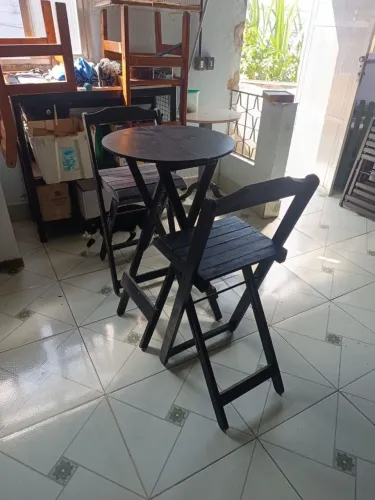 Mesa bistro com duas cadeiras