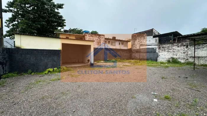 Terreno com estrutura de apoio e área coberta para locação em Piedade