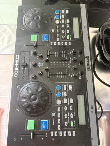 Mesa DJ Gemini CDM-500 com mixer integrado e dois CDJ. 