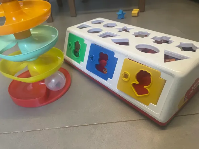 Brinquedos caixa encaixa e torre de bolinhas