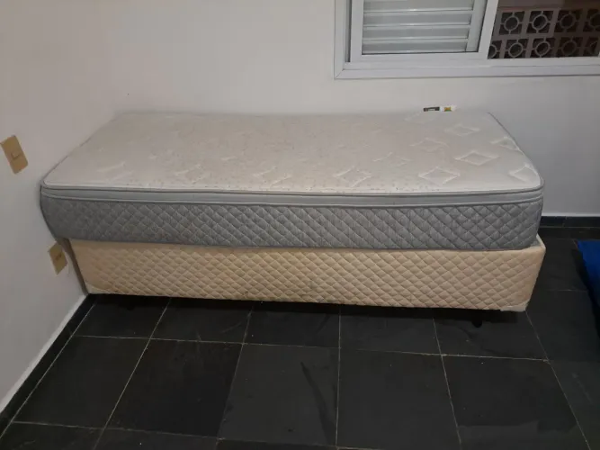 Cama e colchão de solteiro