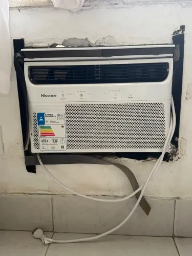 ar-condicionado de janela Hisense, disponível em capacidades de 8.500 ou 10.000 BTUs.