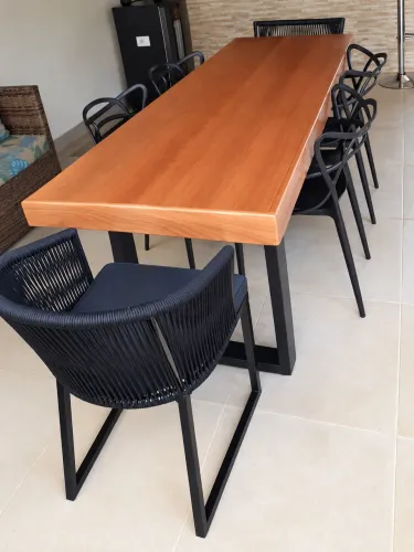 Mesa de madeira maciça 