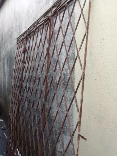 Vende se um portão de grade medindo 190 de largura por 2 e12 de altura 